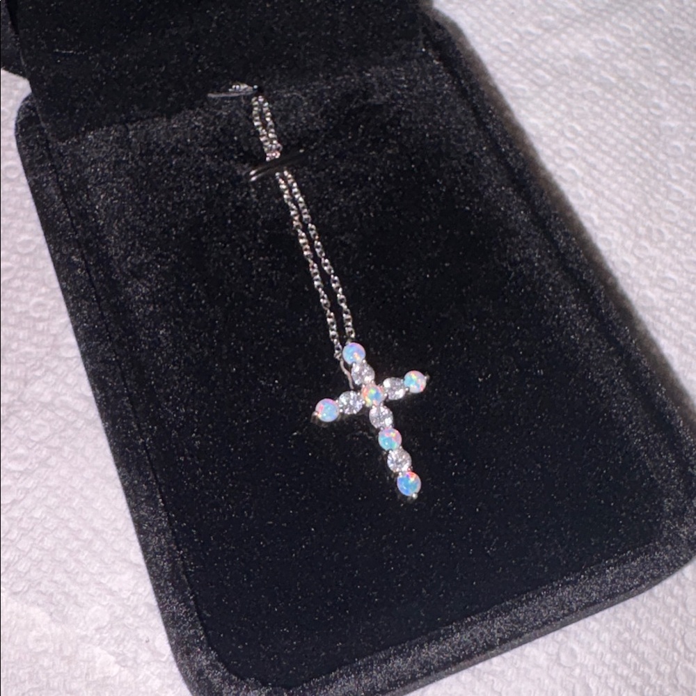 Elegant 925 Silver Cross Necklace - Picture 4 of 5